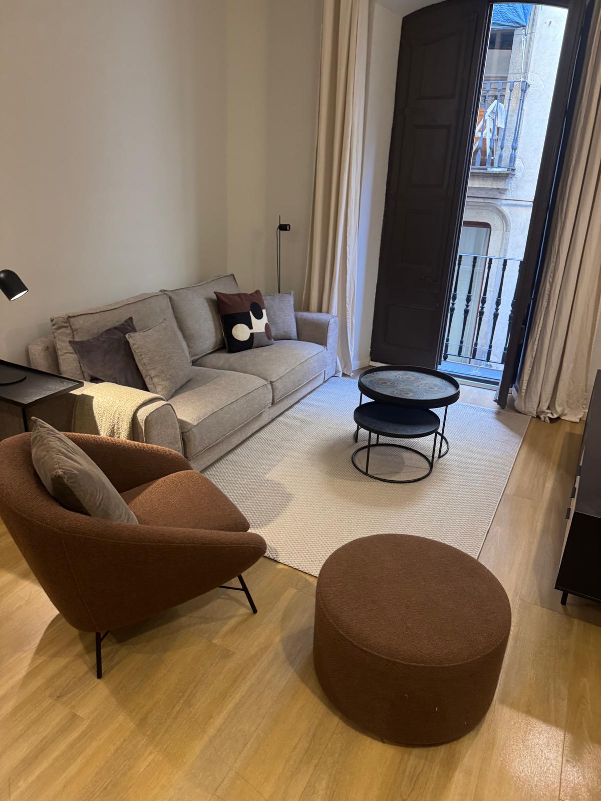 Salón de vivienda de uso turístico en Barcelona cumpliendo normativa HUT